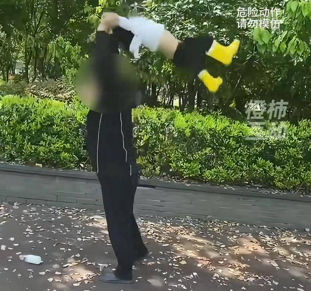 画面令人胆战心惊！男子拽两孩子胳膊转圈，女孩发声求饶