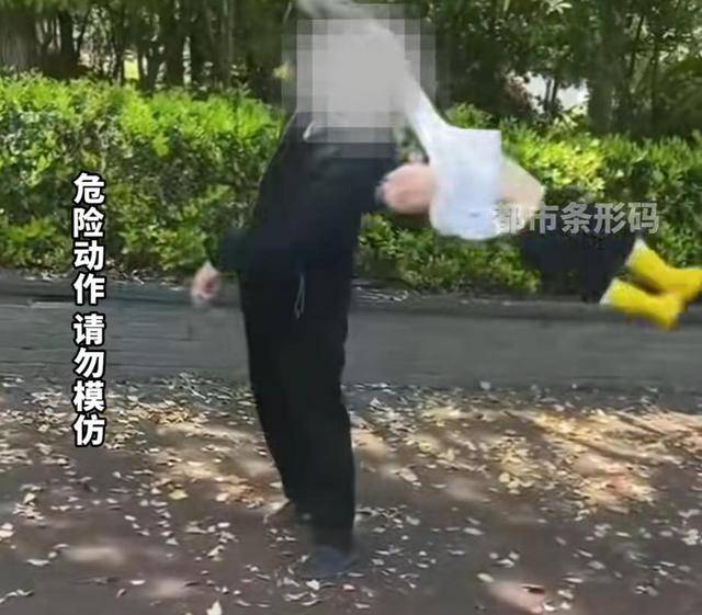 画面令人胆战心惊！男子拽两孩子胳膊转圈，女孩发声求饶